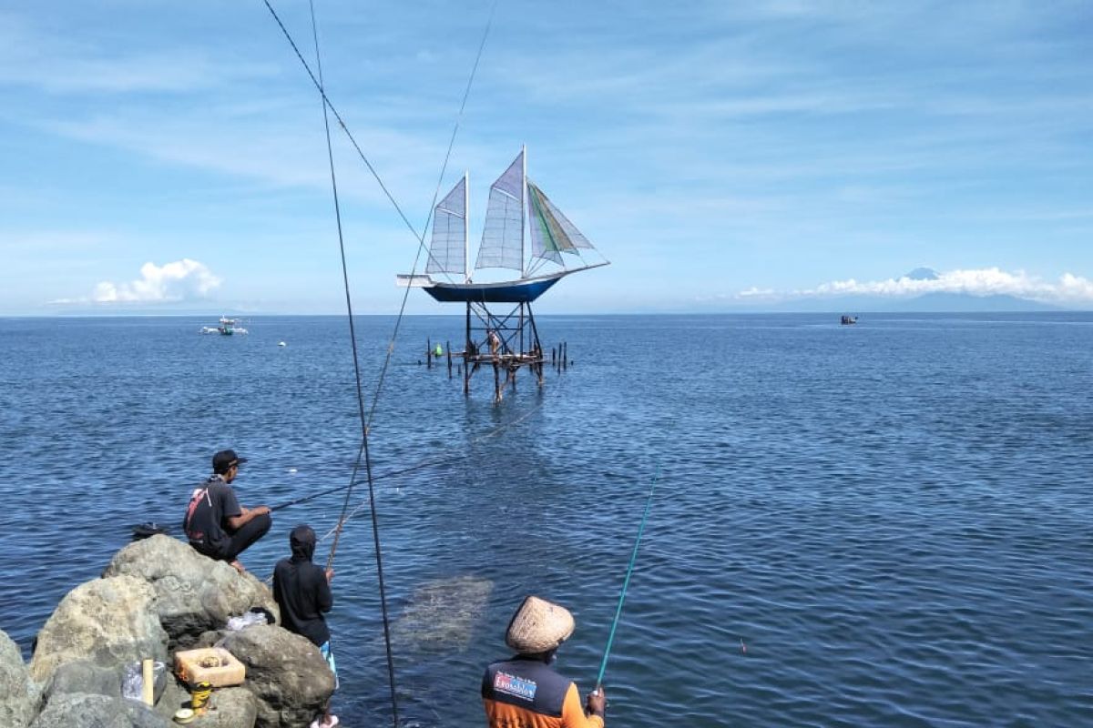 Miniatur perahu Pantai Ampenan Mataram belum bisa diangkat setelah roboh diterjang gelombang