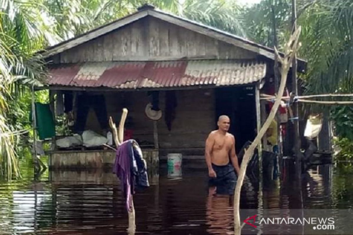 Babinsa Koramil 1202-08/Sedau pantau banjir di Kecamatan Singkawang Utara