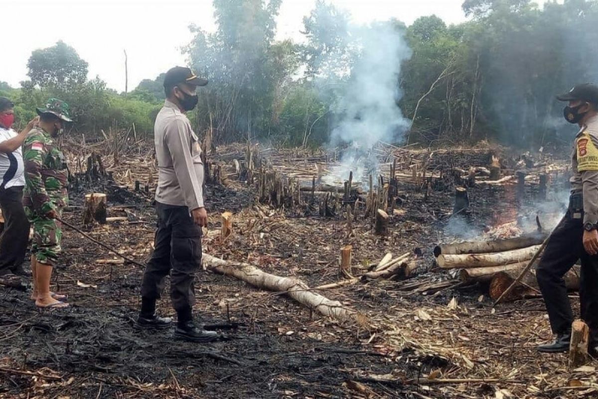 TNI - Polri padamkan titik api di lahan warga daerah Putussibau Selatan