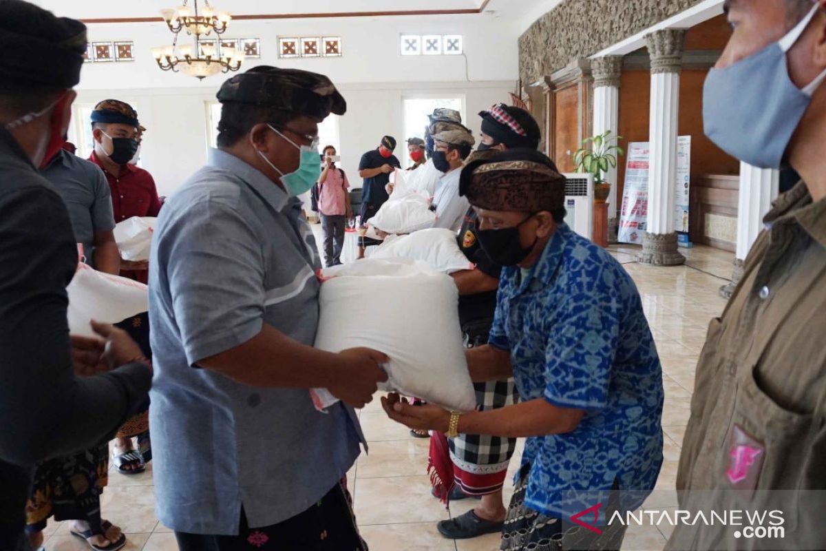 Bupati Buleleng serahkan beras untuk relawan COVID-19 di desa