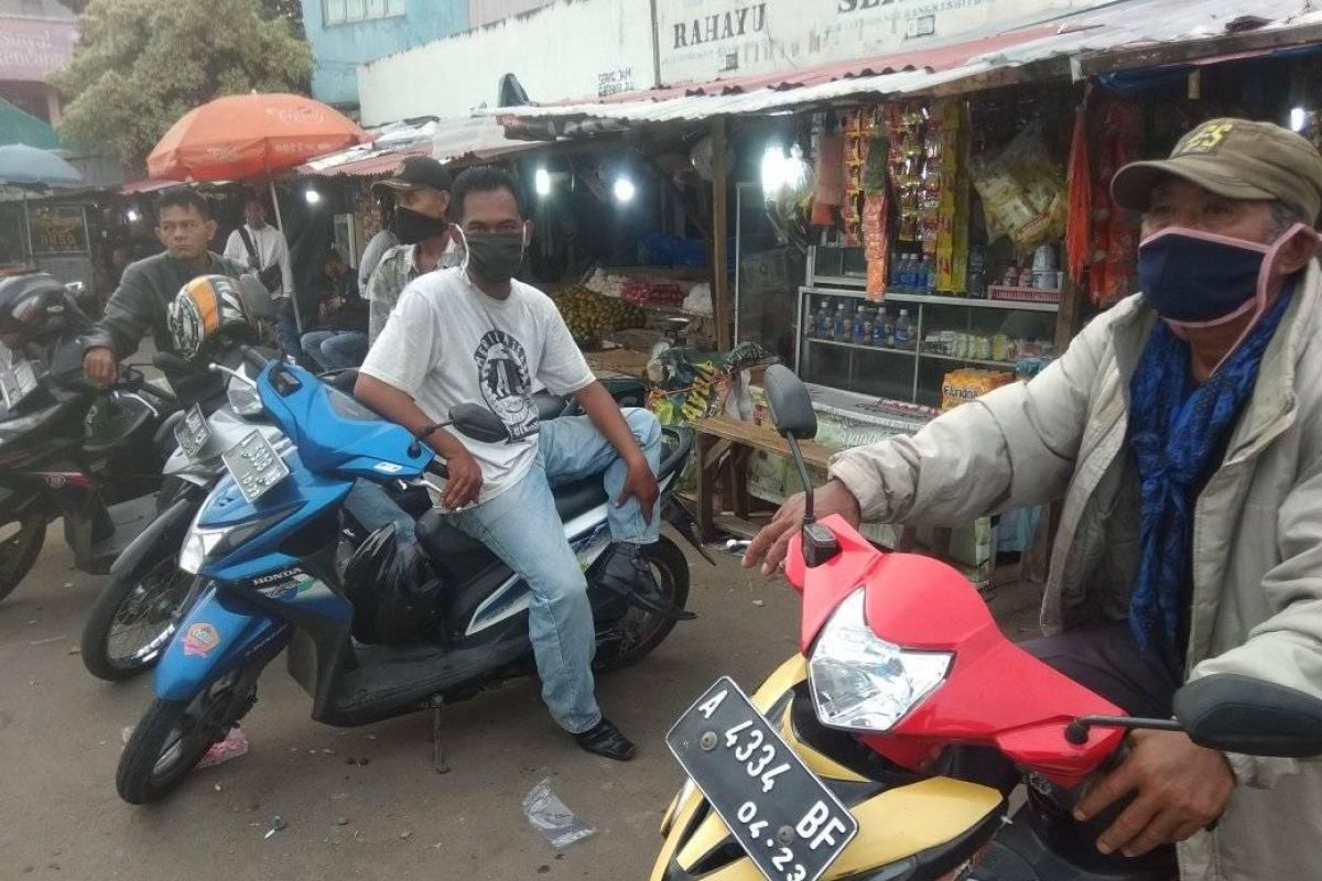 Pengemudi ojek di Lebak mengeluh pendapatan menurun