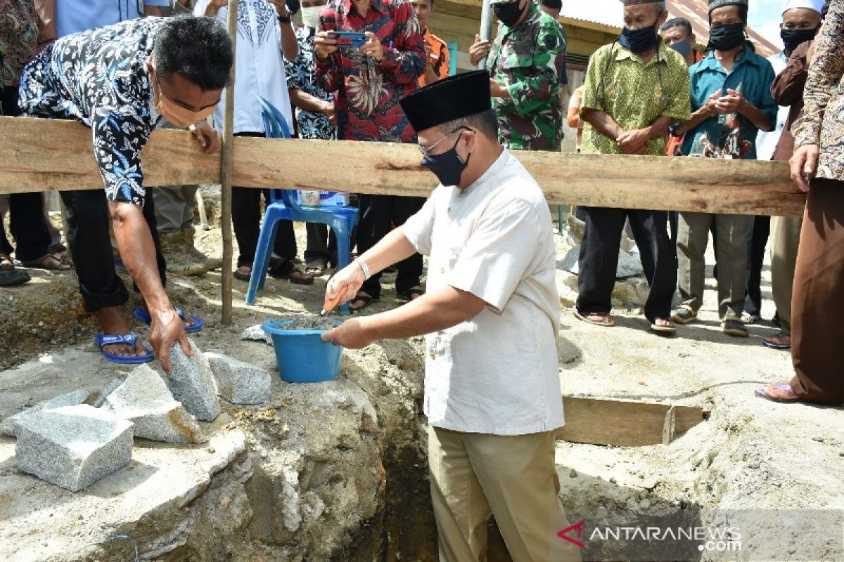 Gubernur Babel Serahkan Bantuan Untuk Pembangunan Masjid Nurul Yaqin Desa Labu