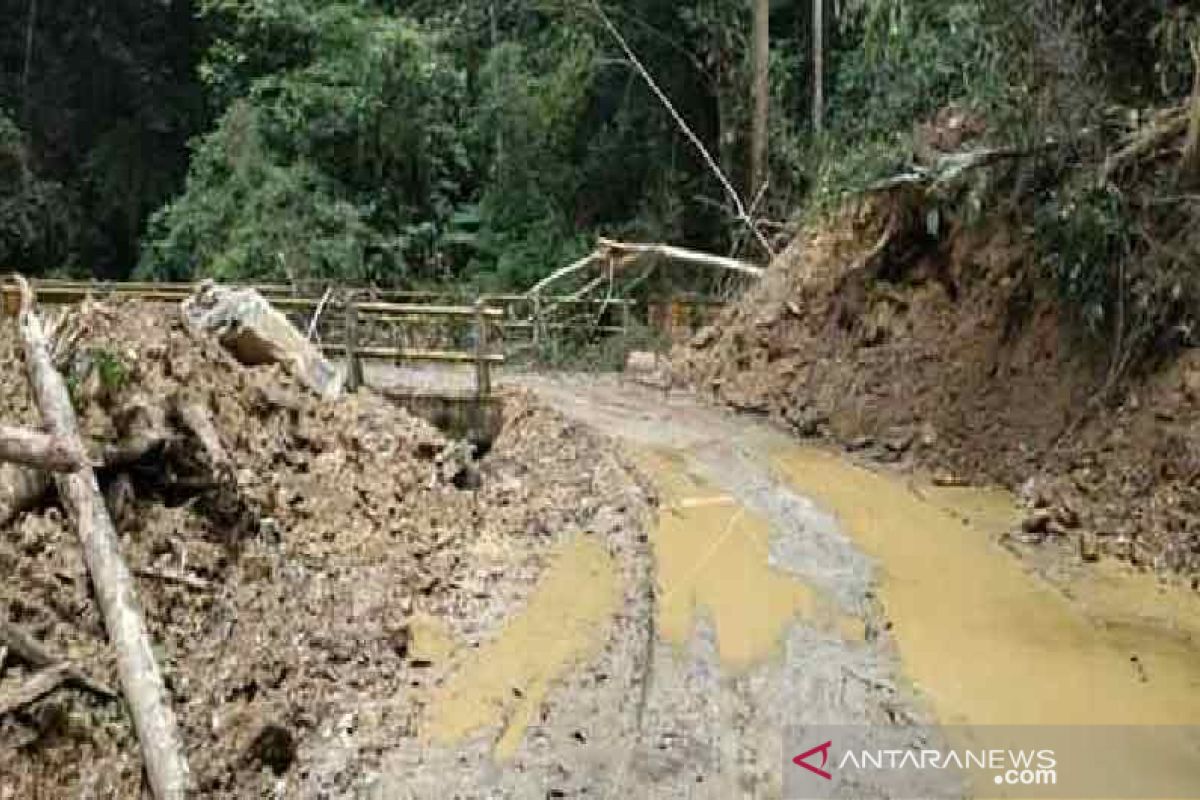 Poros jalan Sanginora-Napu  sudah bisa dilewati kendaraan