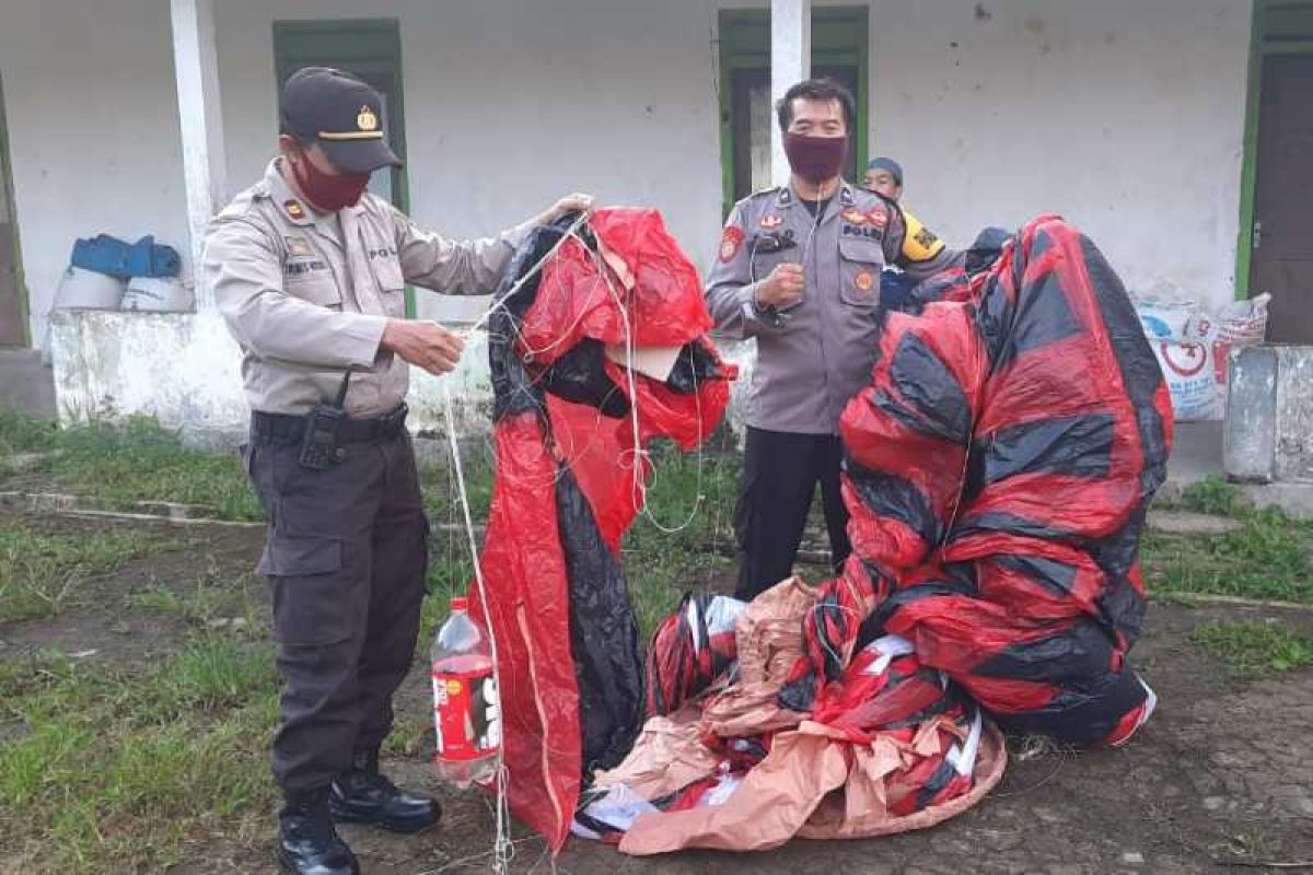 Petugas sita 7 balon udara siap terbang di Wonosobo