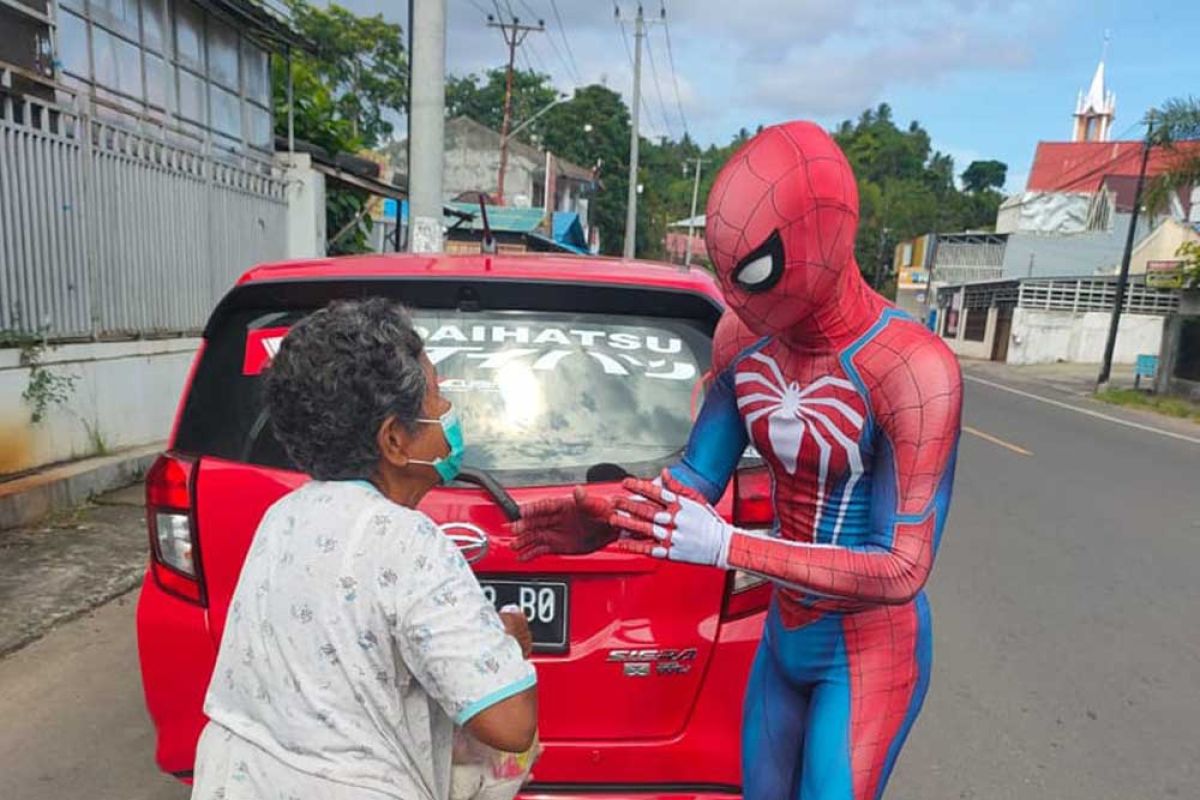 Kisah "Spiderman Manado" berkeliling bantu sesama terdampak COVID-19