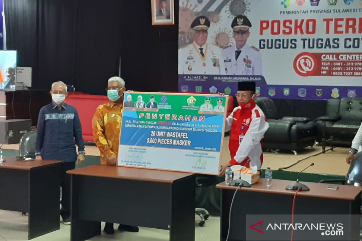 Bantu Cegah Covid-19, BLK Kendari Serahkan 20 Unit Wastafel Fortabel