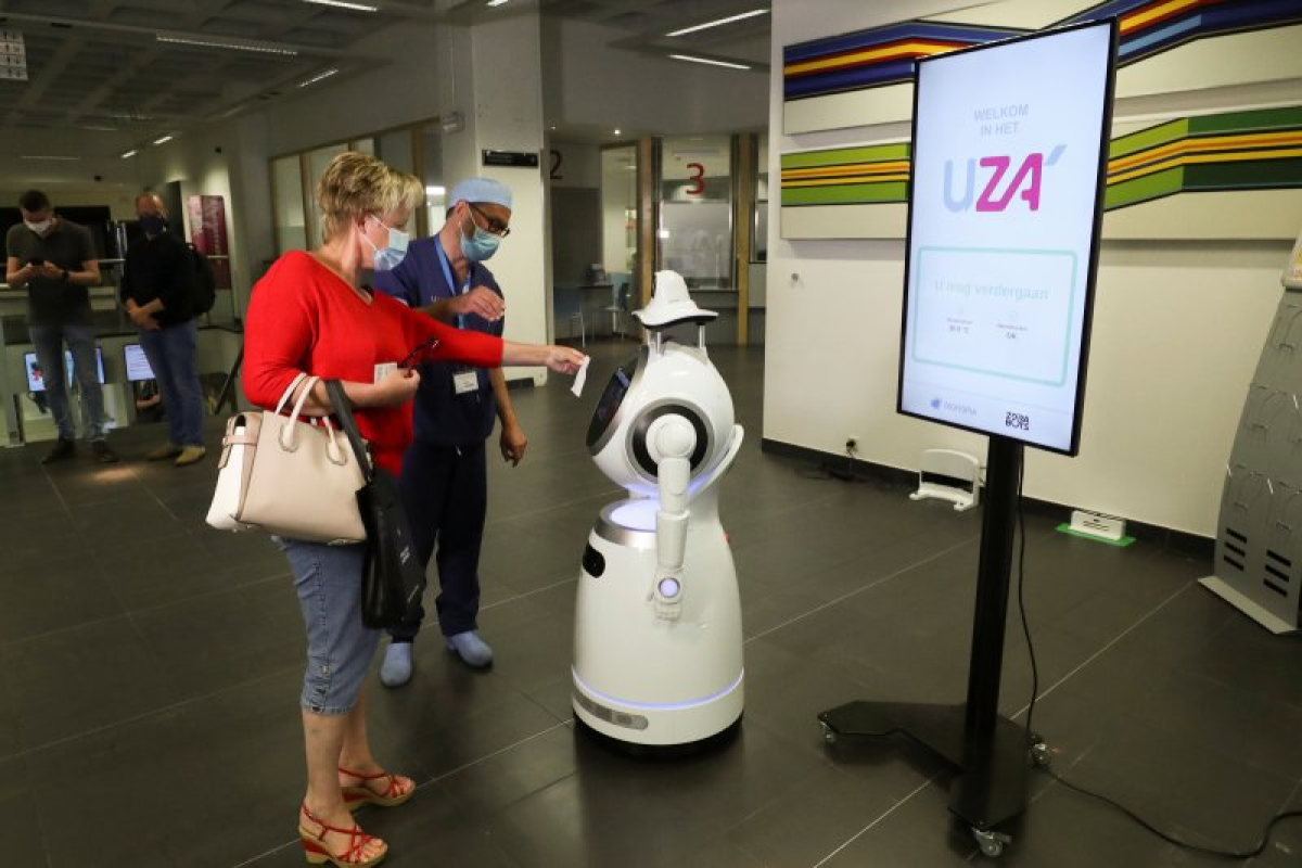 Robot COVID-19  berpatroli di rumah sakit Belgia