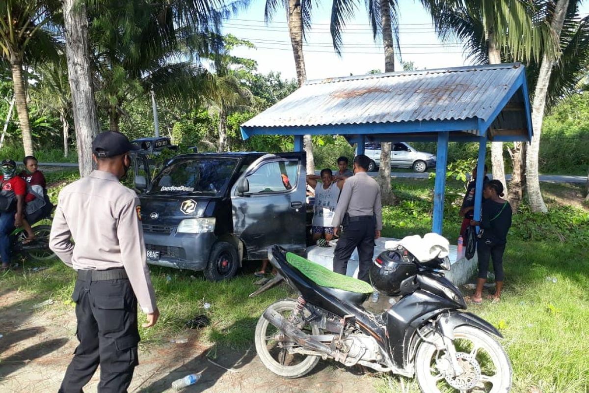 Polisi Jayapura tegur warga yang berwisata di Pantai Holtekamp