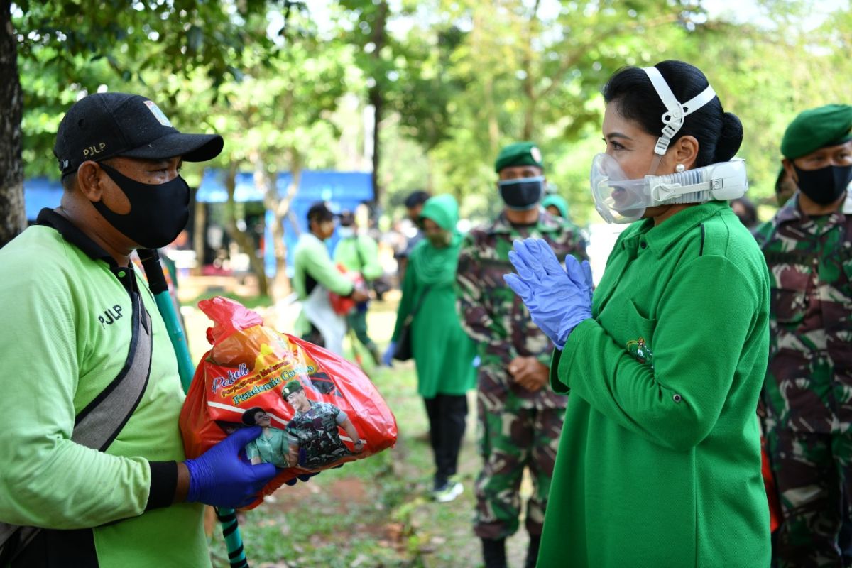 Ibu Hetty Andika Perkasa beri bantuan paket sembako perawat makam