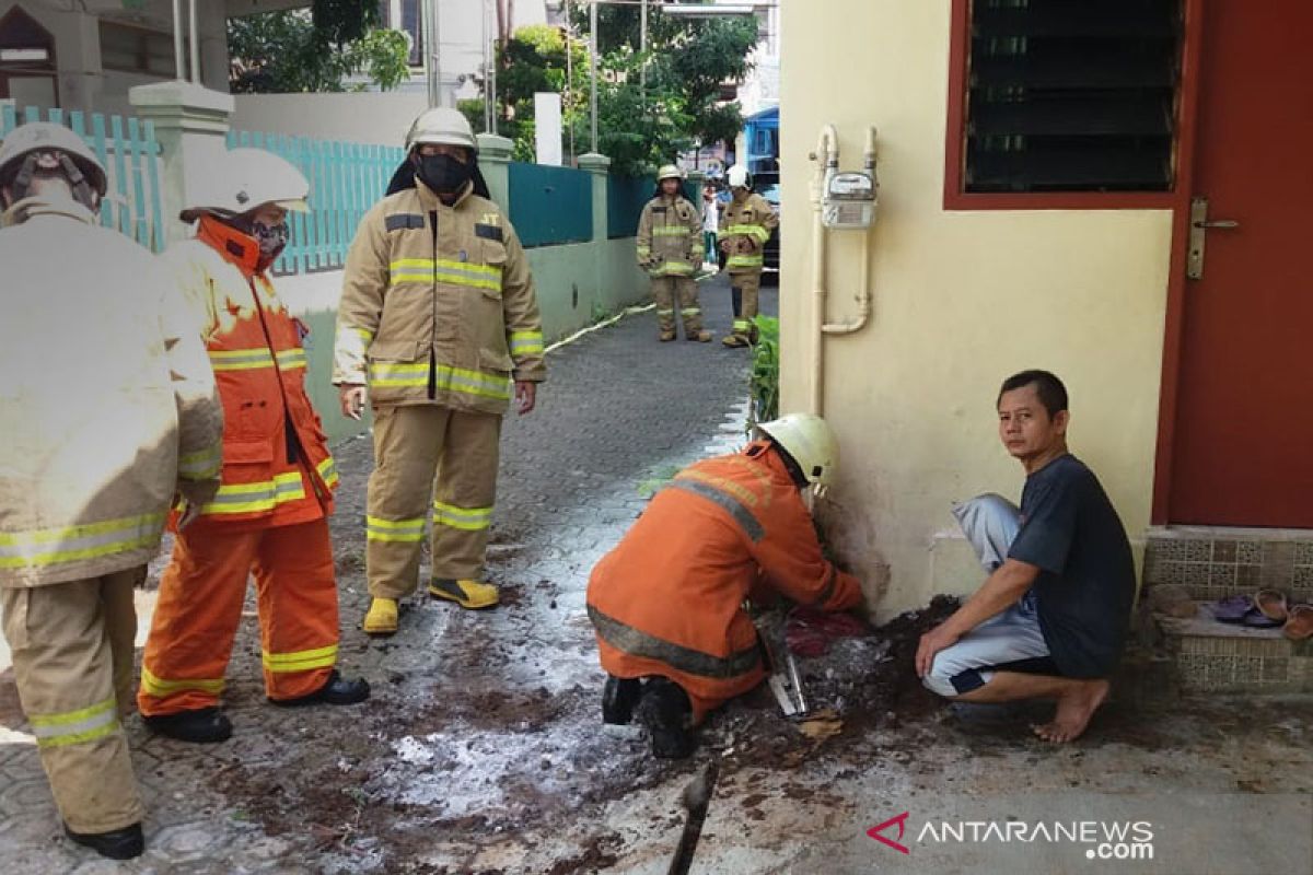 Instalasi pipa gas di Duren Sawit terbakar