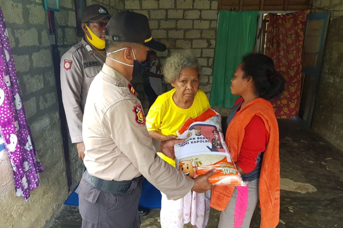 Kapolri beri bantuan 10 ton beras untuk warga Biak terdampak pandemi COVID-19