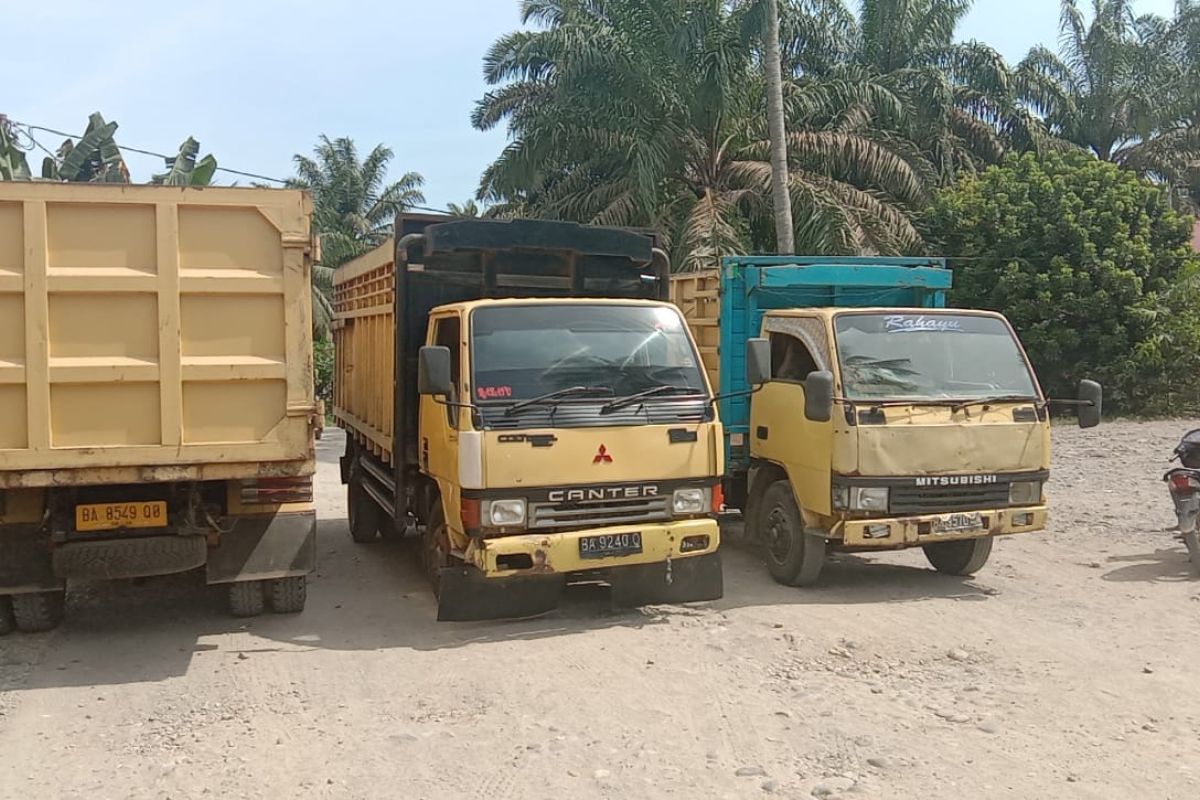 Petani di  Pasaman Barat  protes dan blokade jalan masuk ke perusahaan sawit PT Agrowiratama (Video)