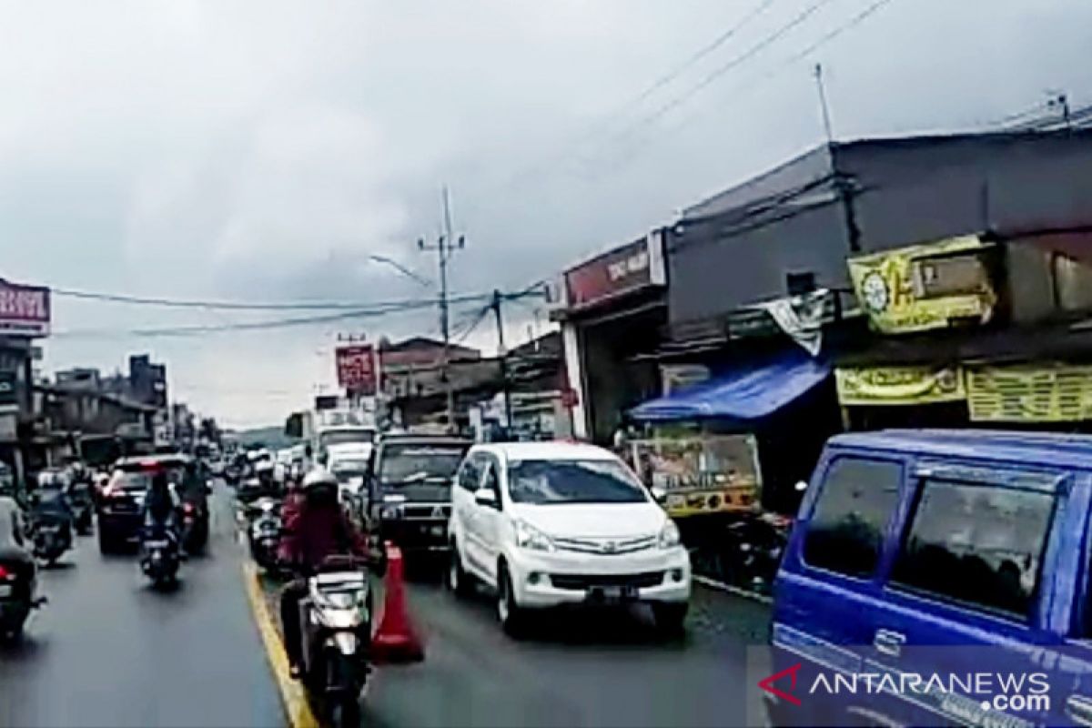 Jalur Puncak ramai diserbu wisatawan, Polisi tidak berlakukan one way