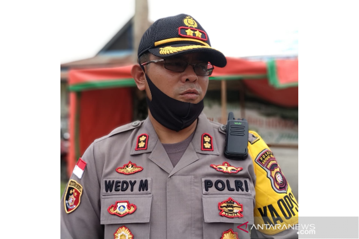 Sambut HUT Bhayangkara polisi bagikan 10 ton beras di Kapuas Hulu