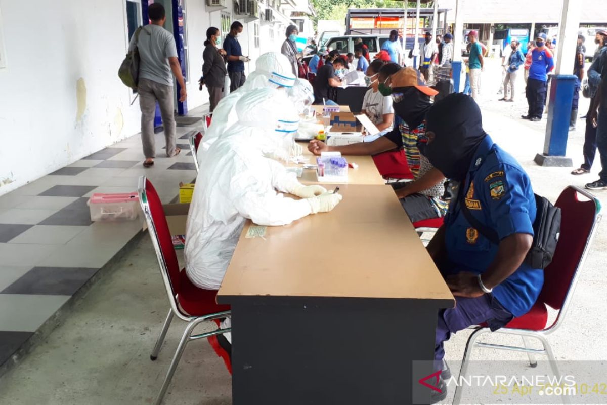 226 pelanggar PSDD di Mimika terjaring ikuti rapid test