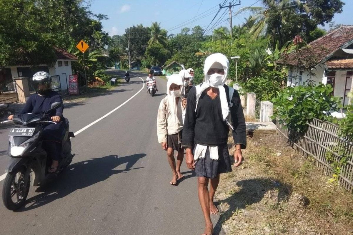 Warga Badui Dalam jalan kaki puluhan kilometer demi rayakan Seba