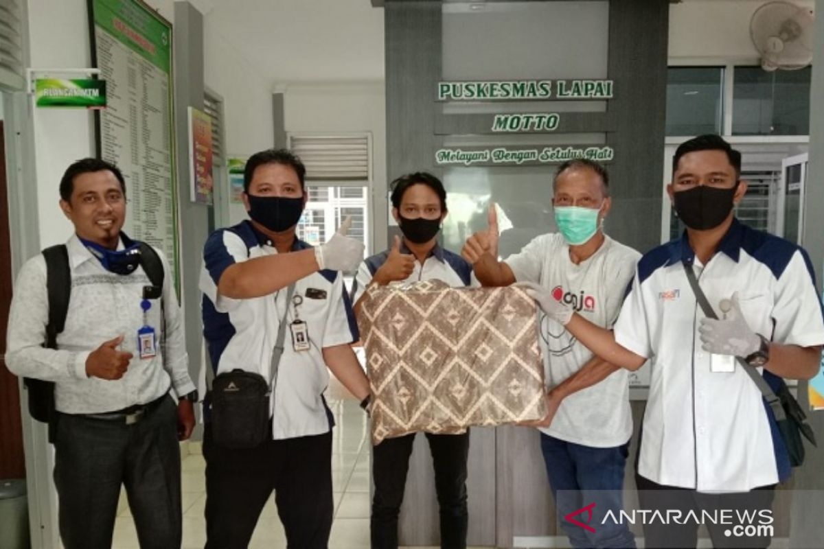 KSP Nasari cabang Padang serahkan bantuan APD untuk dua puskesmas