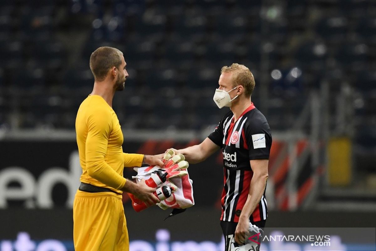 Leganya para pemain Frankfurt usai tundukan Wolfsburg 2-1