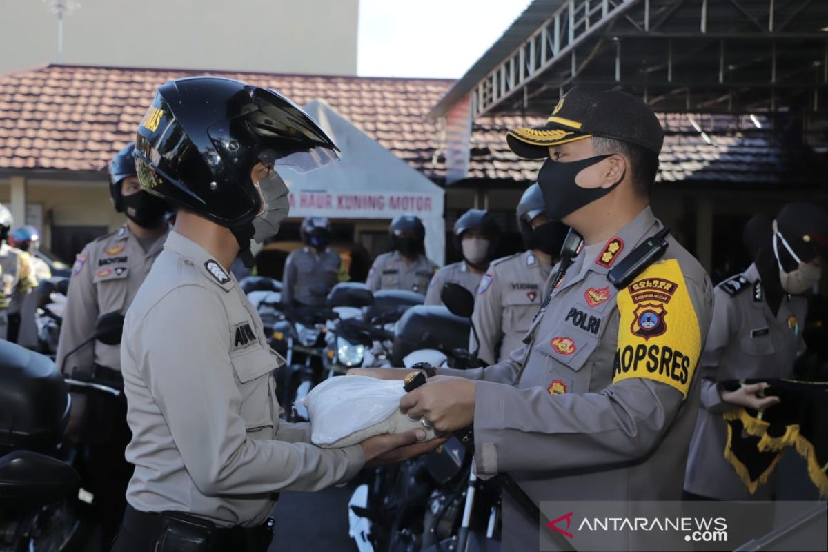 Polres Banjar salurkan beras bantuan Kapolri