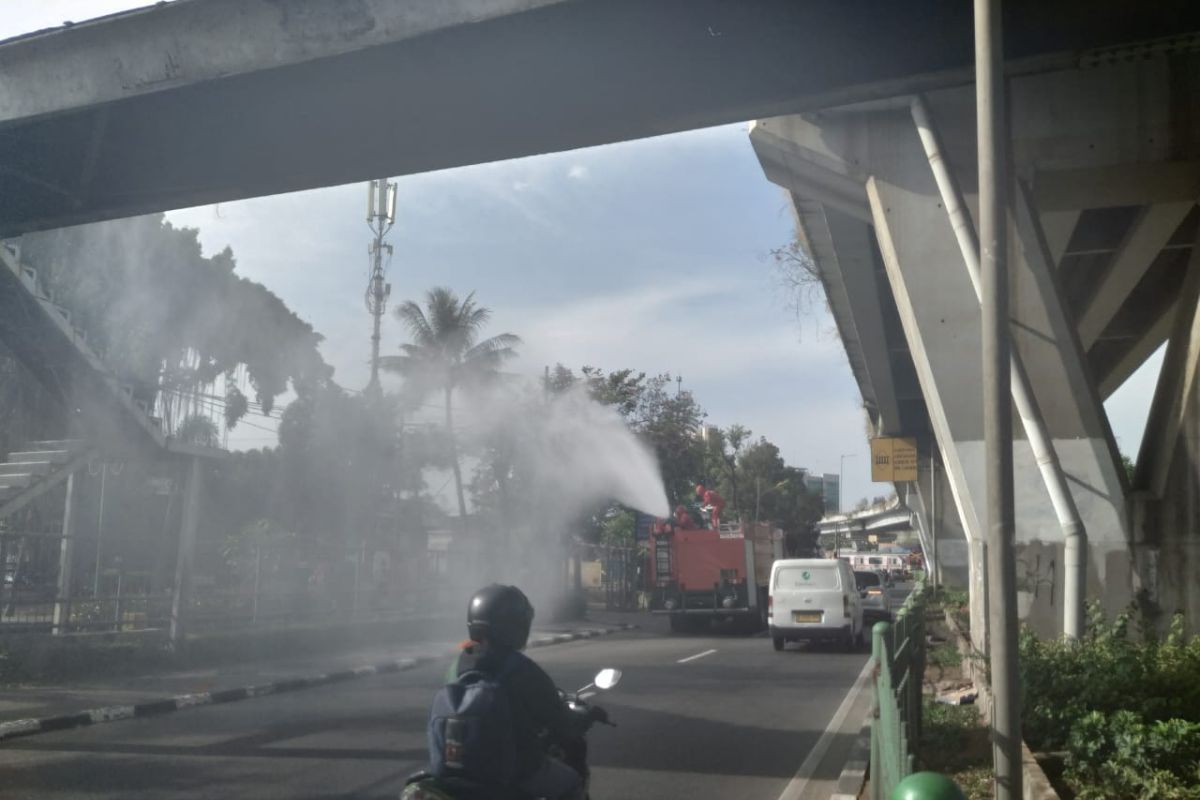Damkar Jakarta Barat semprot disinfektan delapan ruas jalan utama