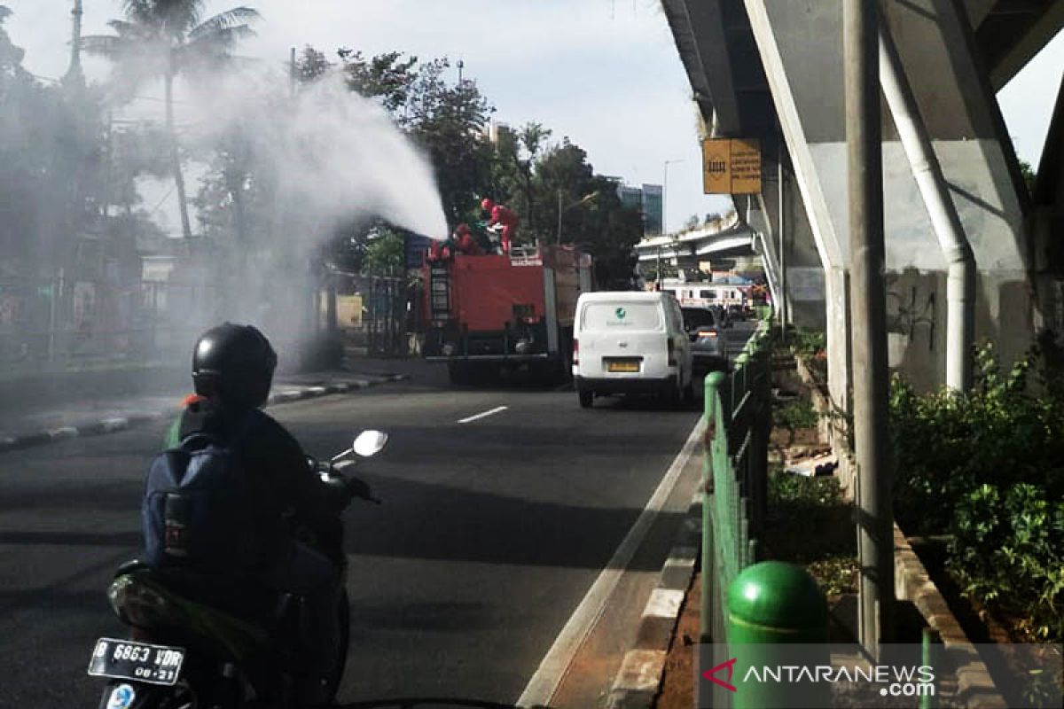 8 ruas jalan utama di Jakarta Barat disemprot disinfektan