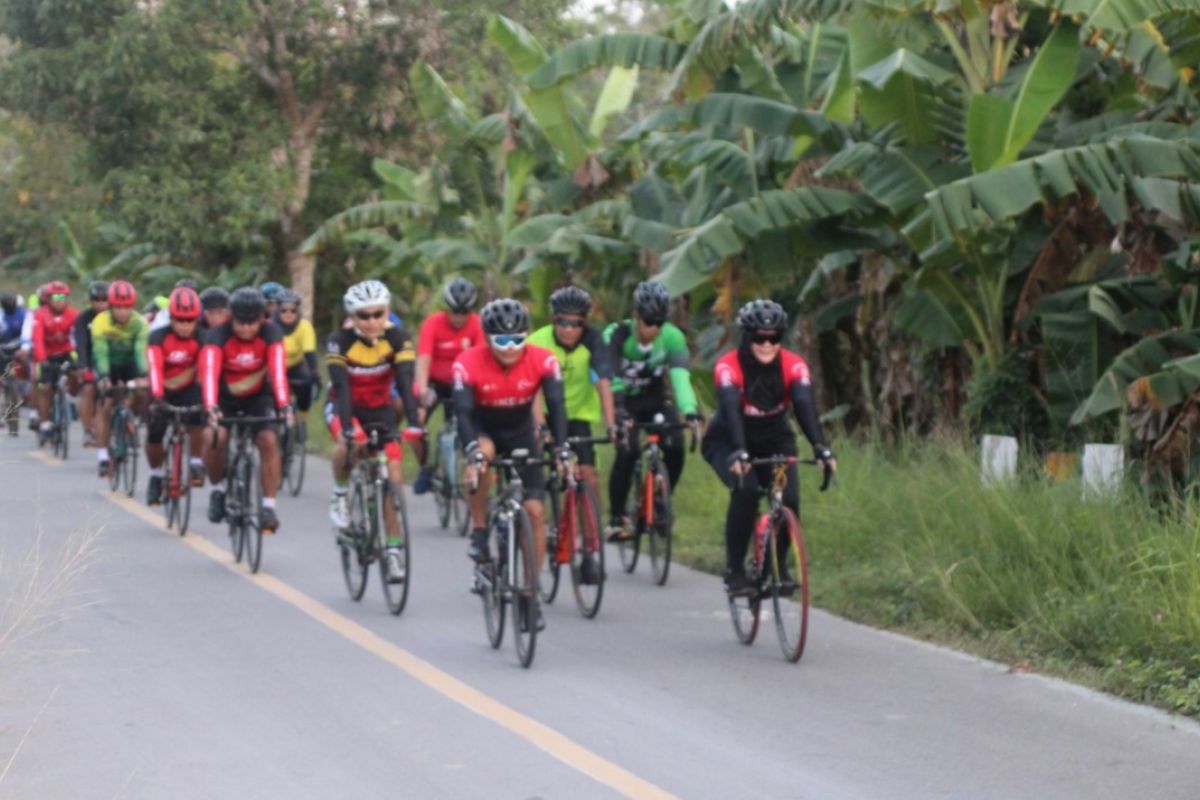 Danrem 174 Merauke sosialisasi normal baru dengan olahraga road bike komunitas sepeda