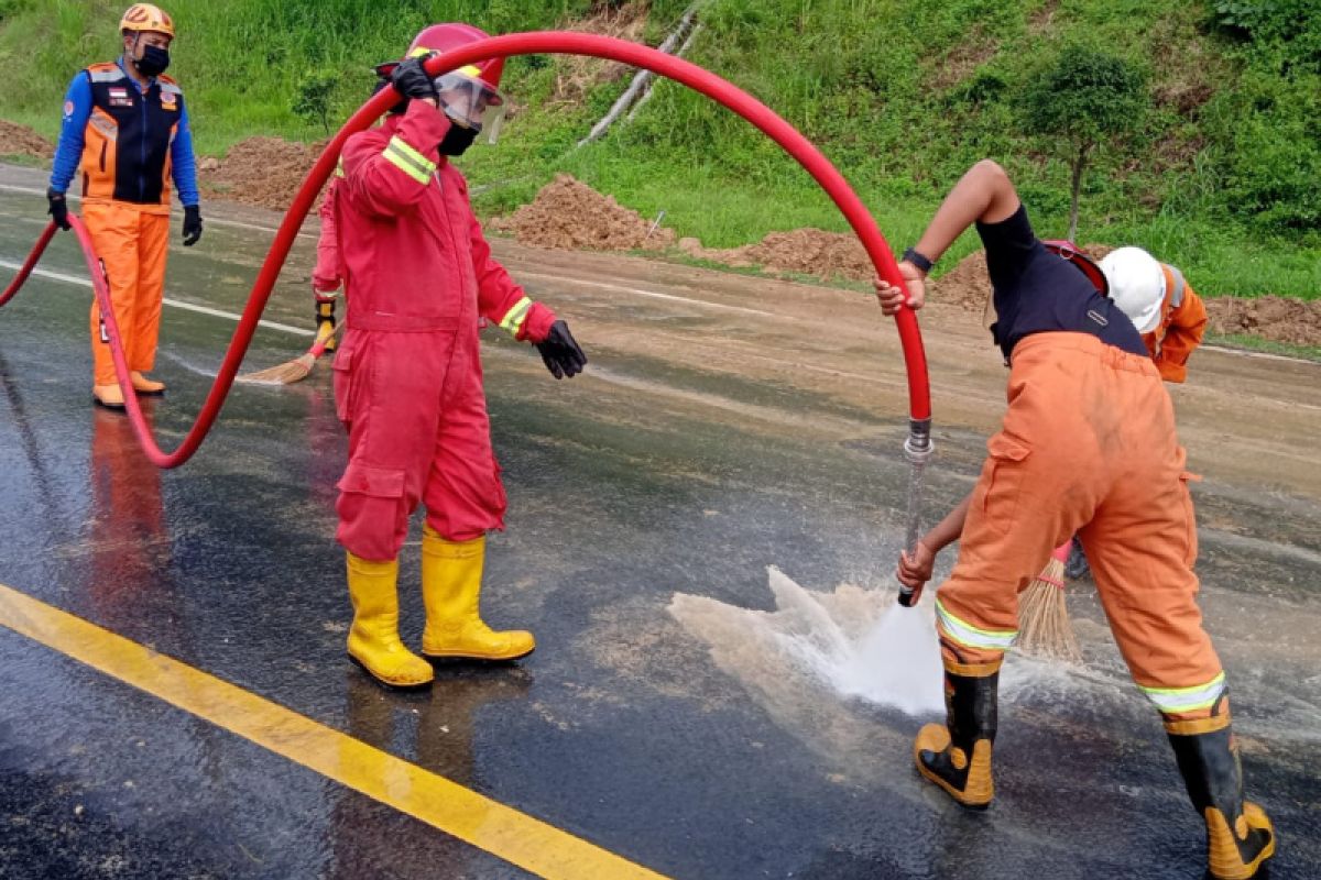 Petugas gabungan bersihkan  material longsor di Tol Semarang-Solo