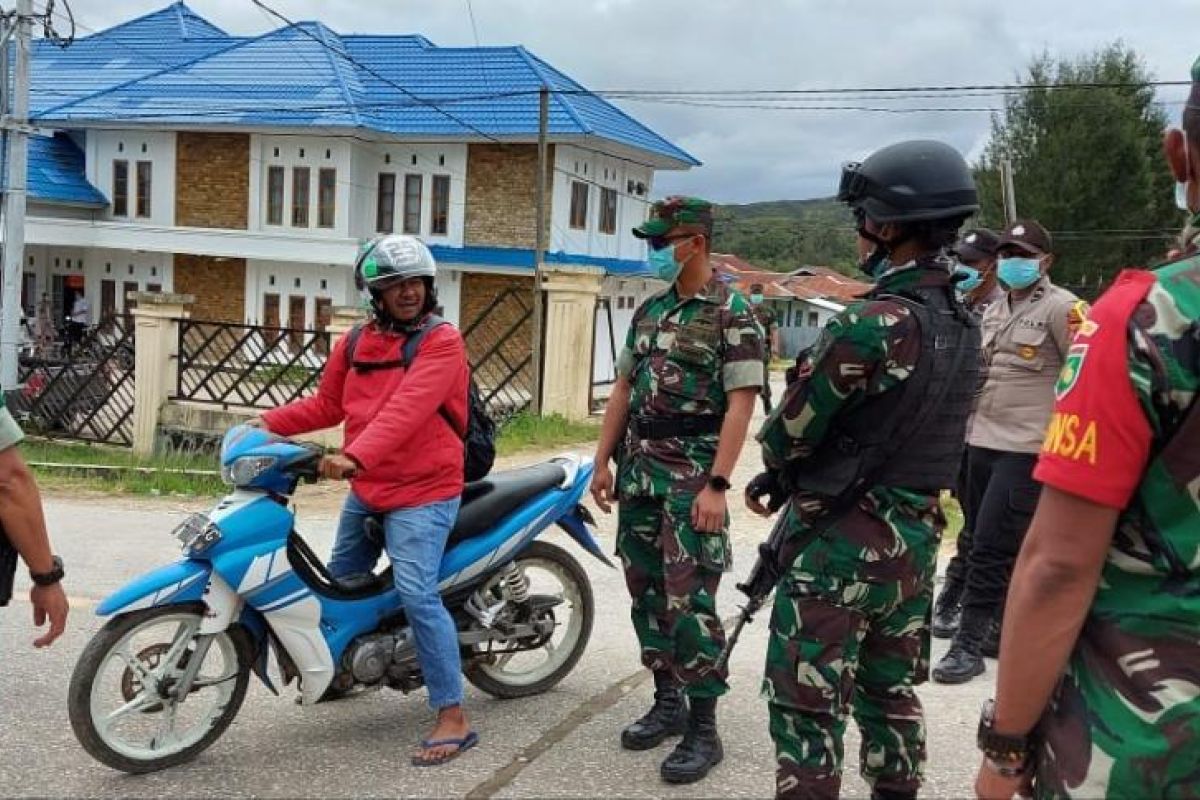 Aparat TNI-Polri  Paniai Timur patroli bersama cegah COVID-19