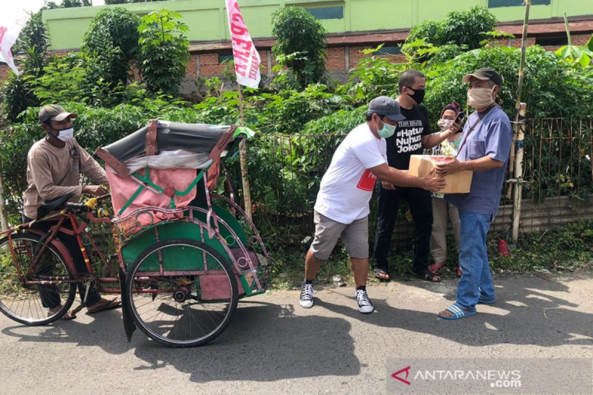 Pospera bagikan paket sembako kepada tukang becak