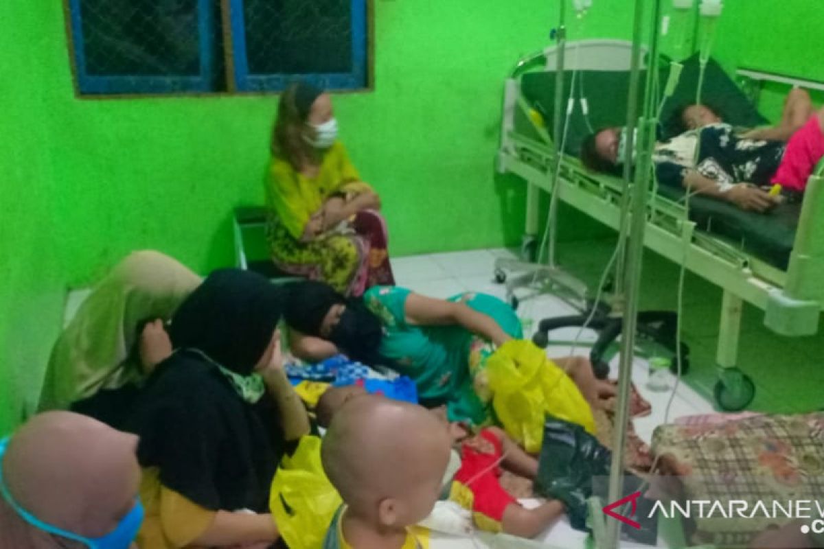 Puluhan anak dan orang tua diduga keracunan makanan di Aluh-Aluh