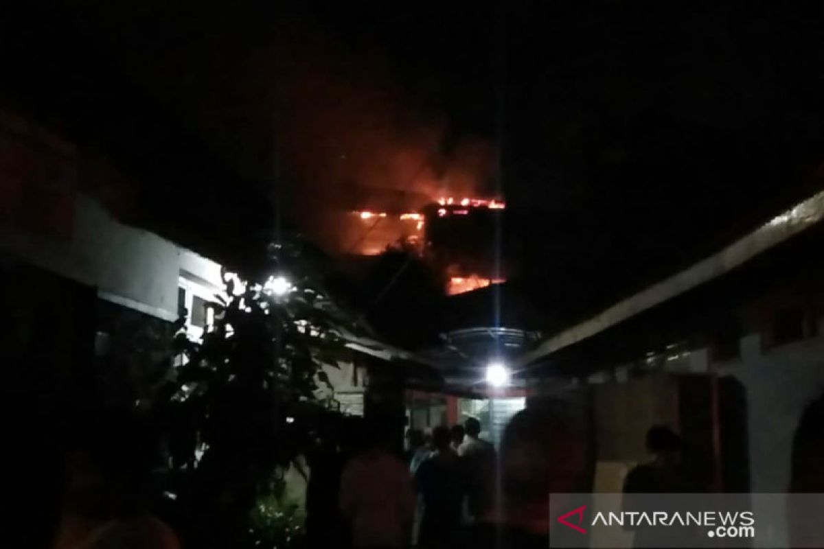 Kebakaran landa pertokoan di Jembatan Merah Bogor