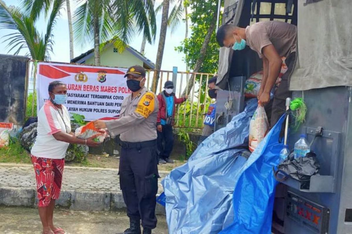 Polres Supiori distribusikan 10 ton beras Mabes Polri ke warga terdampak COVID-19