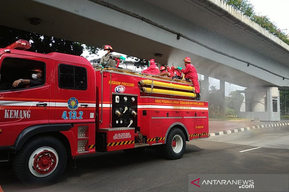 Damkar Jaksel disinfeksi serentak 10 kecamatan dan mengevakuasi ular