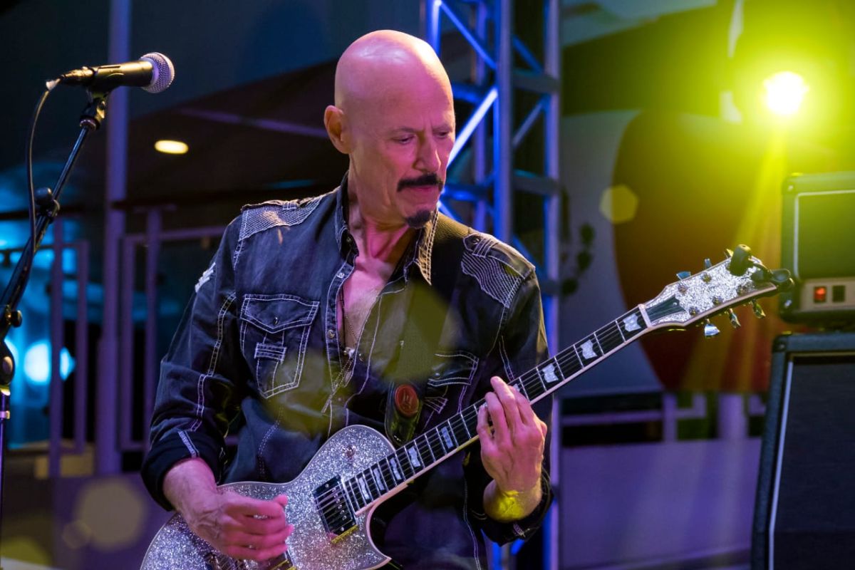 Gitaris KISS Bob Kulick meninggal dunia di usia 70 tahun