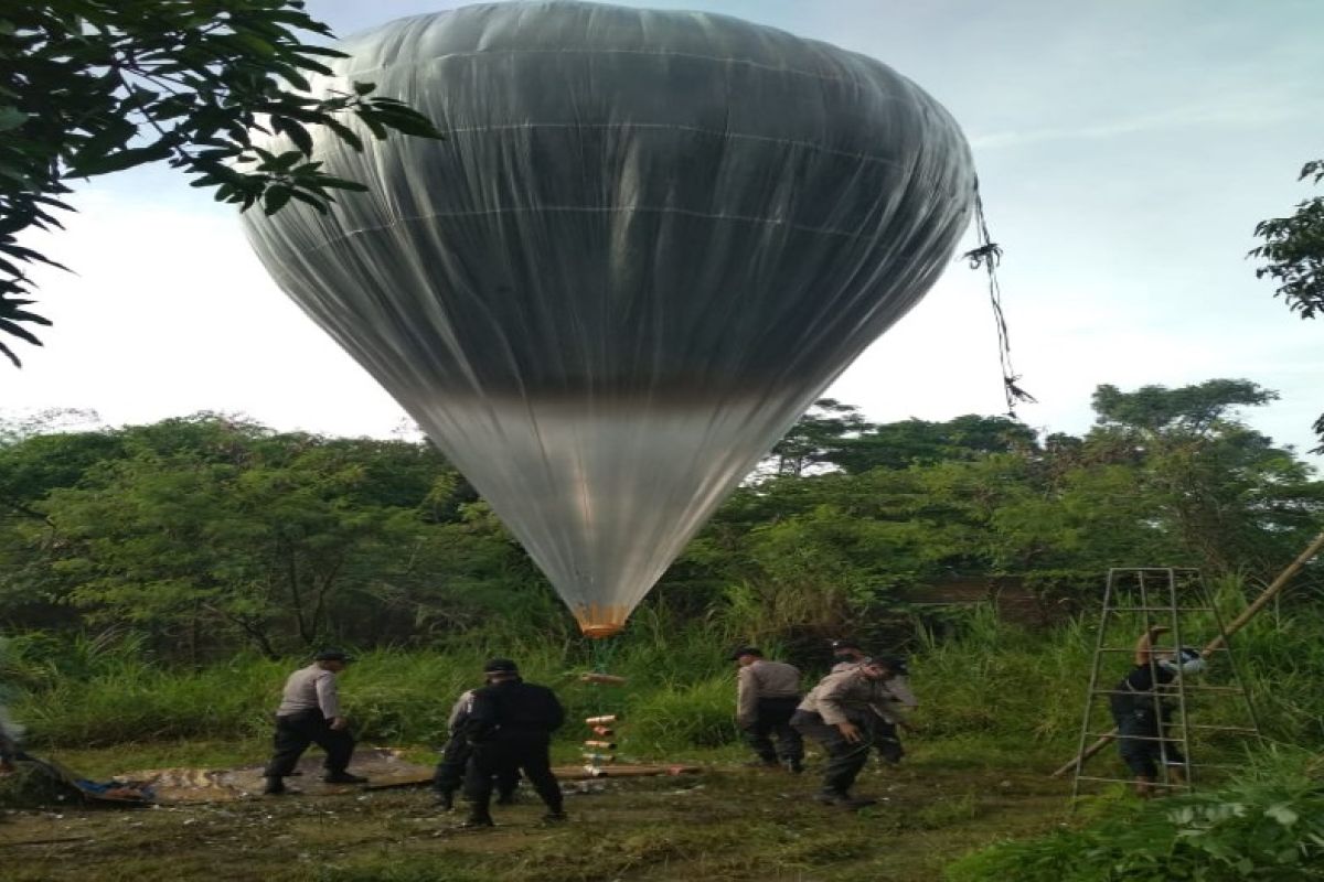 Ratusan balon udara dan petasan disita