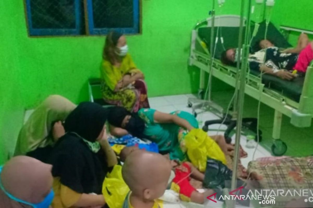 Puluhan anak dan orang tua keracunan makanan