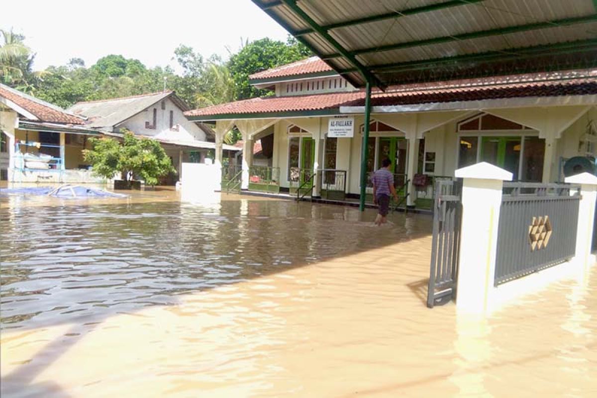 Ratusan rumah tergenang banjir akibat tanggul jebol