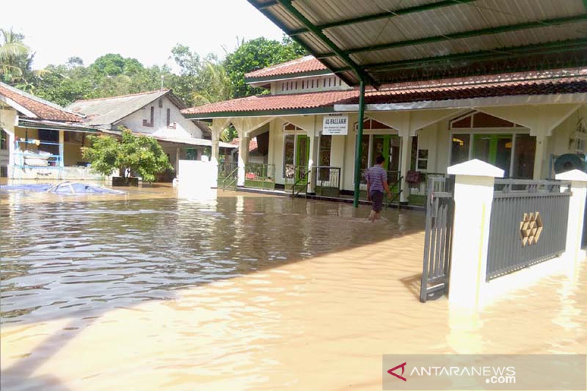 Ratusan rumah di Banyumas tergenang banjir akibat tanggul jebol
