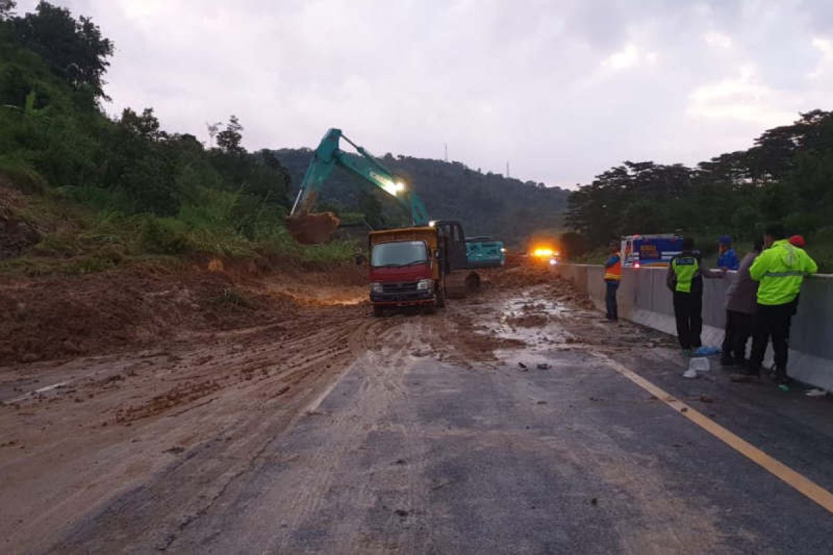 Tanah longsor timbun ruas Tol Semarang-Solo di KM 426 akibat hujan deras