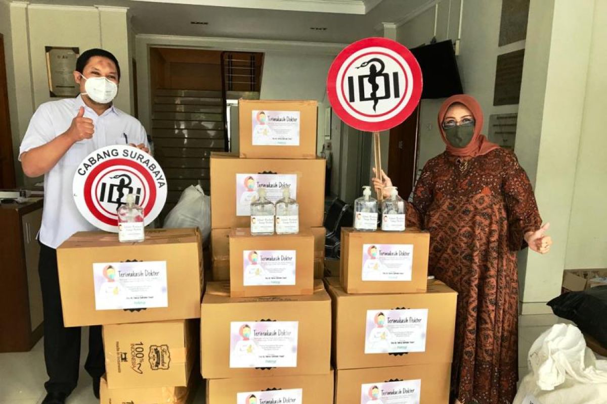 Fatma Foundation salurkan 1.000 hazmat untuk tenaga medis di Jatim