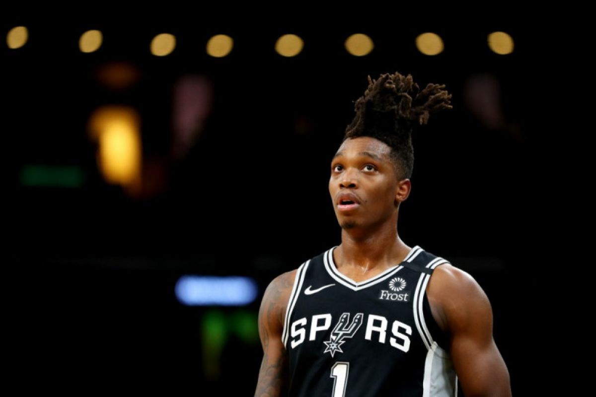 Lonnie Walker bantu bersih-bersih akibat kerusuhan di San Antonio