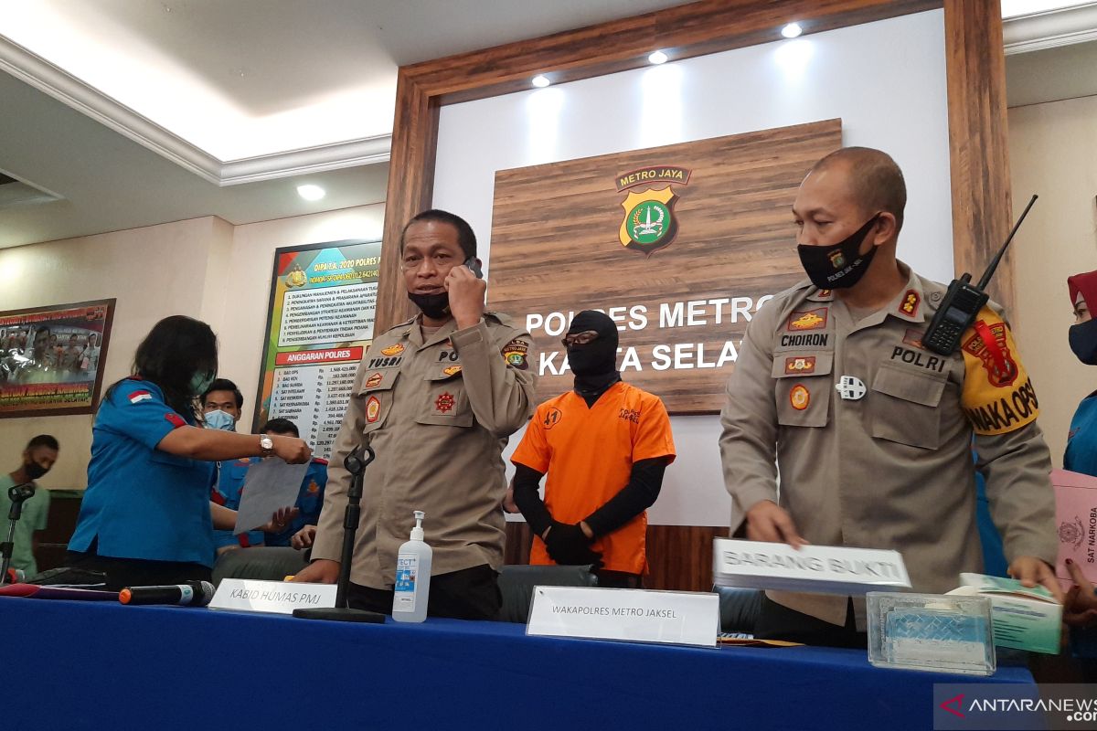 Polisi menangkap anak pedangdut Rita Sugiarto diduga terkait narkoba