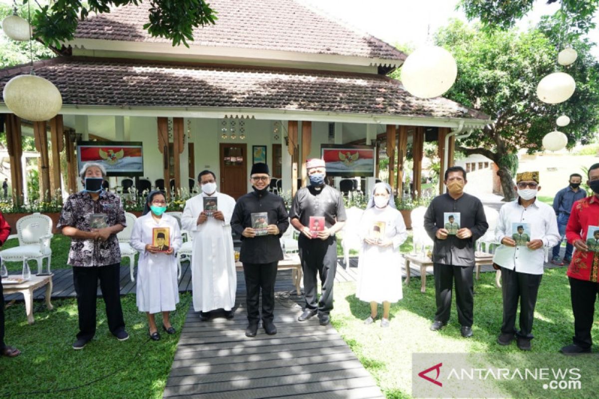 Bupati Anas bagi-bagikan buku tentang Soekarno di Hari Pancasila