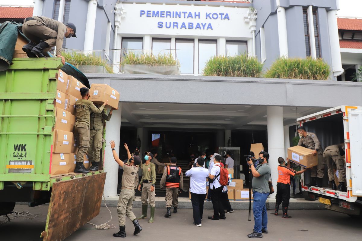 Pemkot Surabaya dapat bantuan ribuan hazmat dan masker dari Kemenkes