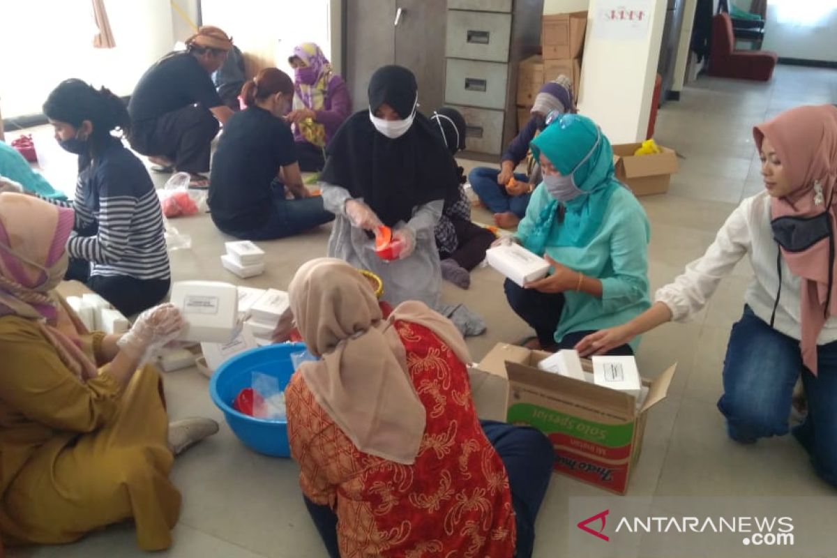 Warga dua Kecamatan di Kota Bogor bantu nasi kotak pada keluarga terdampak pandemi