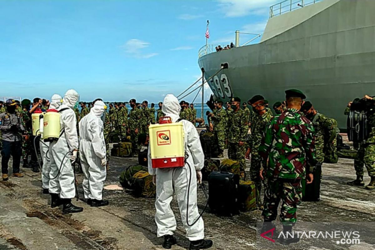 Lantamal VI Makassar disinfeksi kapal perang untuk cegah COVID-19