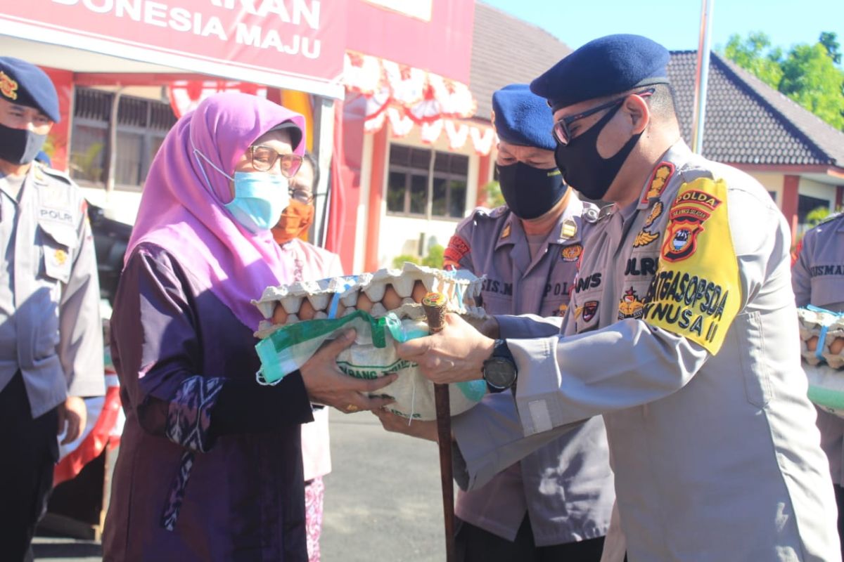 Brimob Sulsel bagi kebutuhan pokok saat peringati Hari Lahir Pancasila