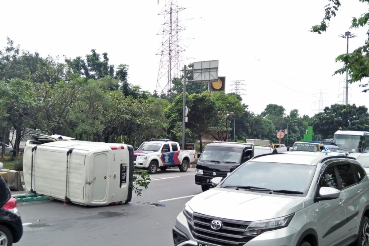 Minibus bermuatan kabel terguling di Cawang