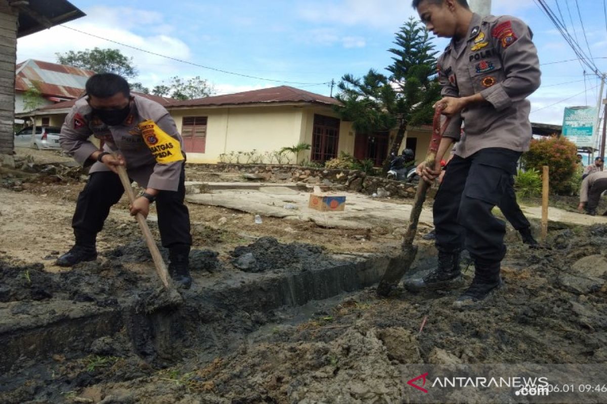 Hari Lahir Pancasila, Brimob Sultra gotong royong bersihkan drainase