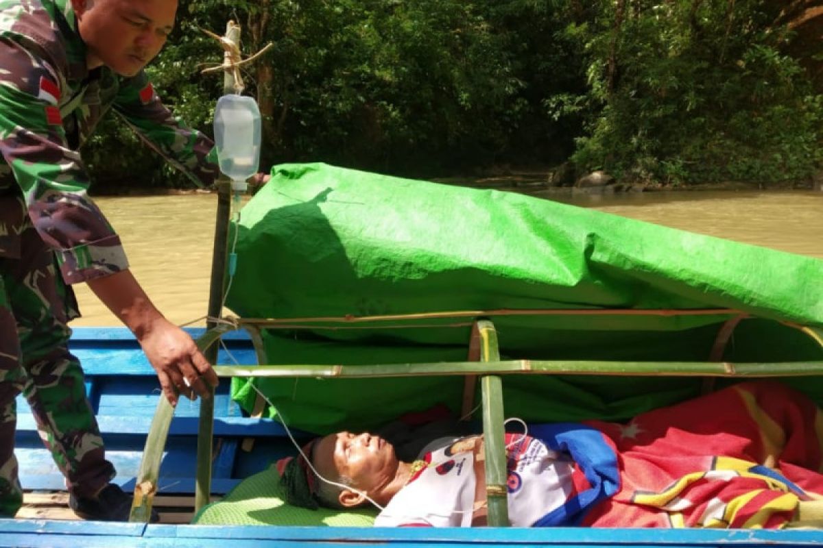 Satgas Pamtas Yonif R-641/Bru arungi sungai evakuasi seorang lansia mengalami stroke